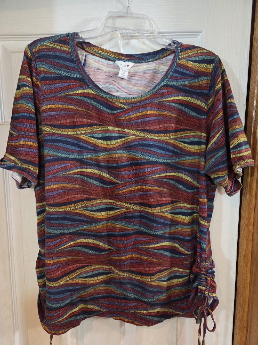 intro. Multicolor Wave-Stripe Short Sleeve Tee
